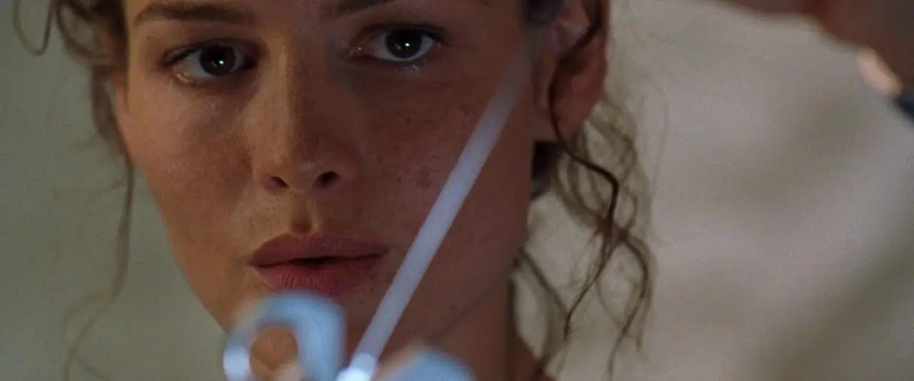 Saffron Burrows in Blu profondo (1999)