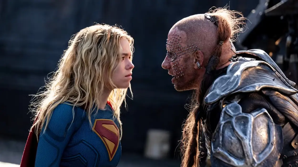 Supergirl si scontra con qualcuno nel film DC