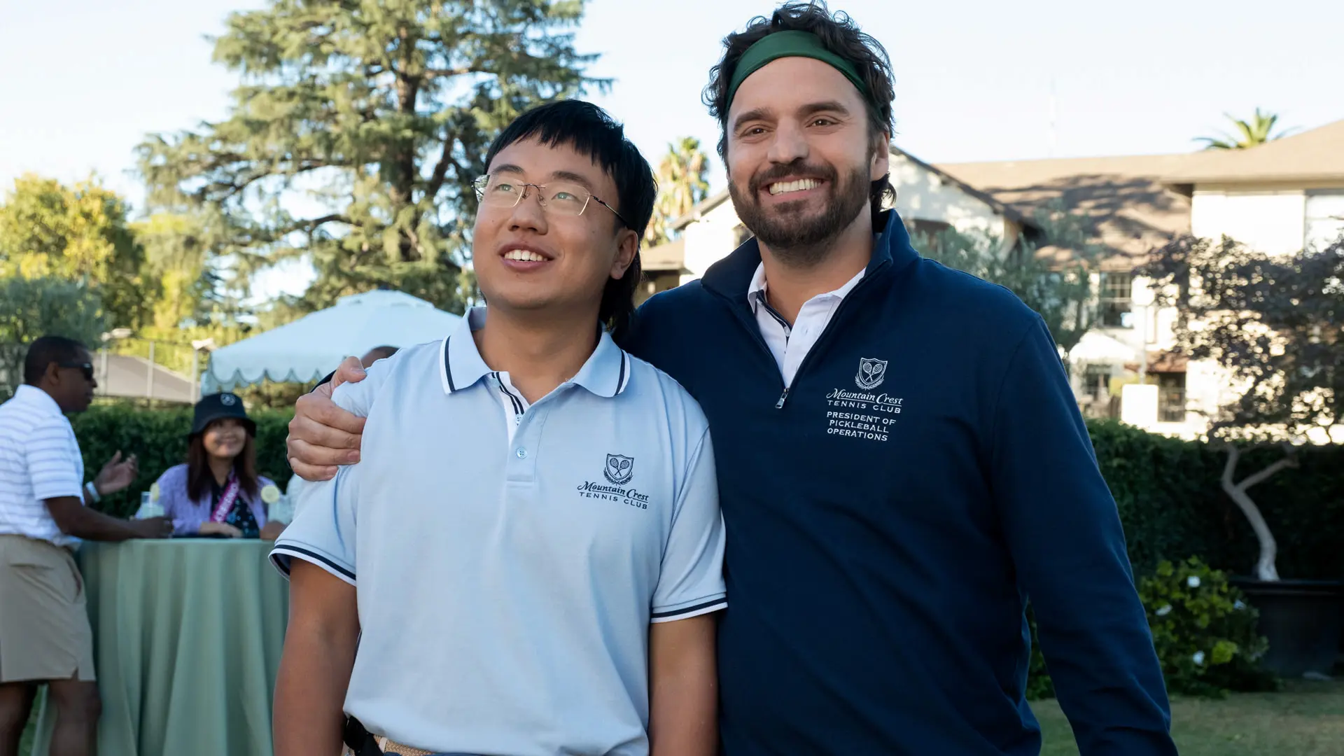 Aaron Chen e Jake Johnson in The Dink