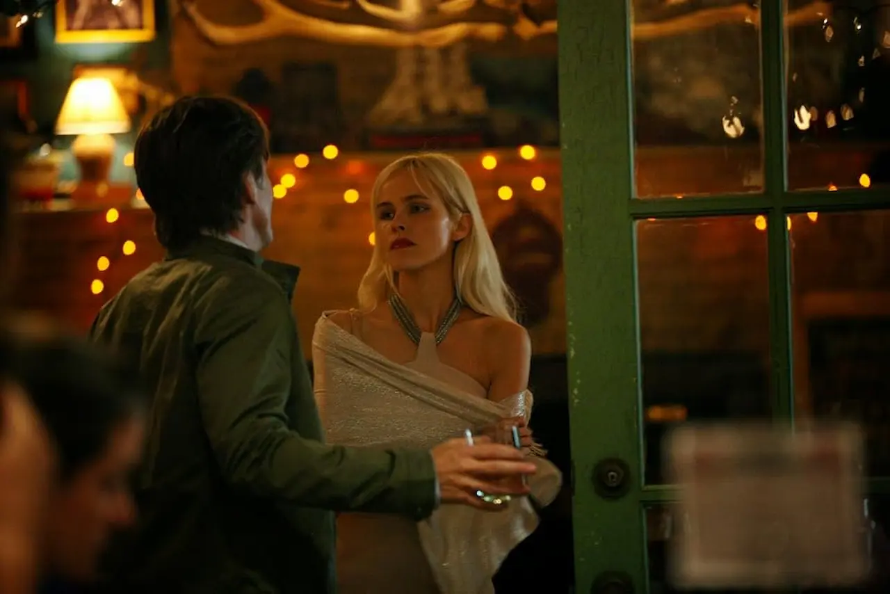 Isabel Lucas e Nick Jonas in Passione senza regole
