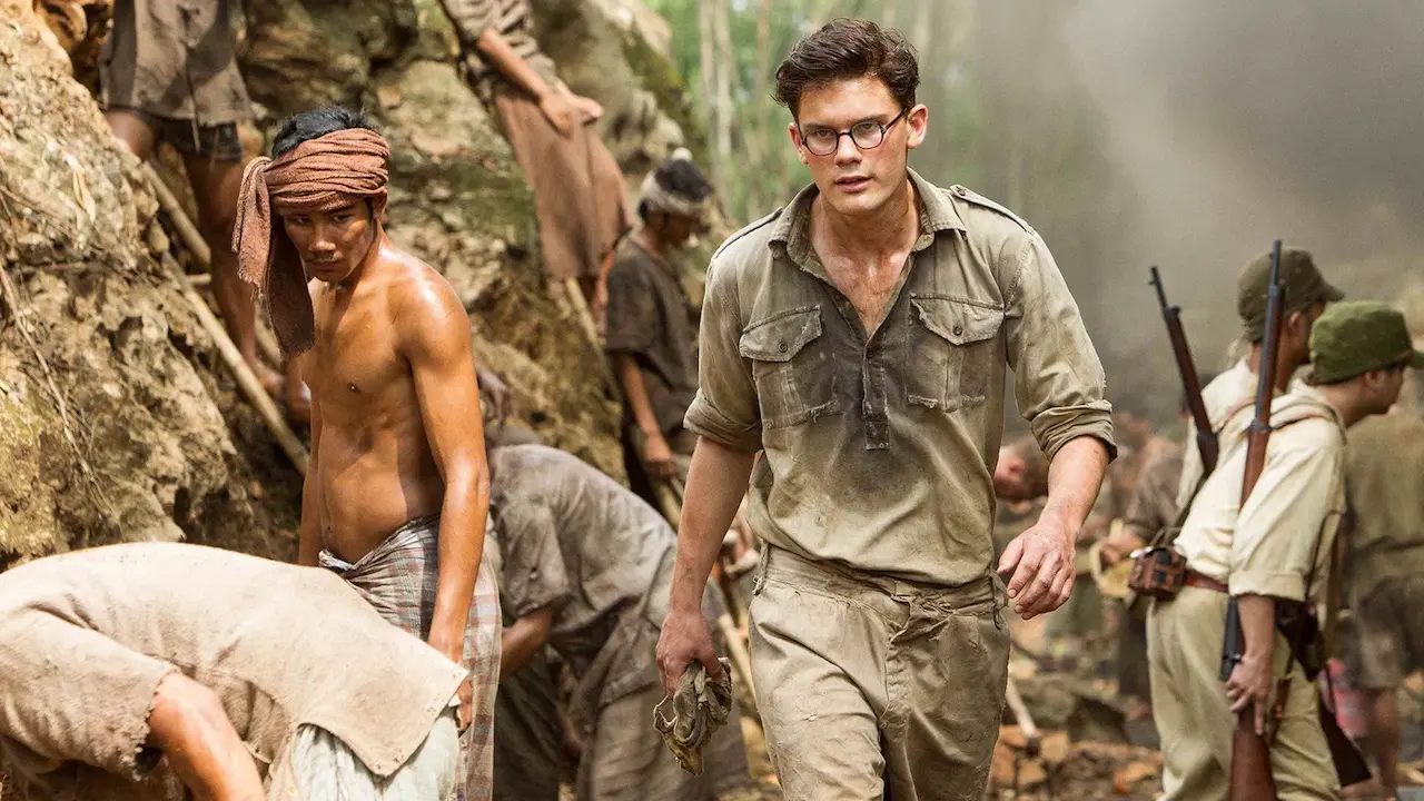 Jeremy Irvine in Le due vie del destino
