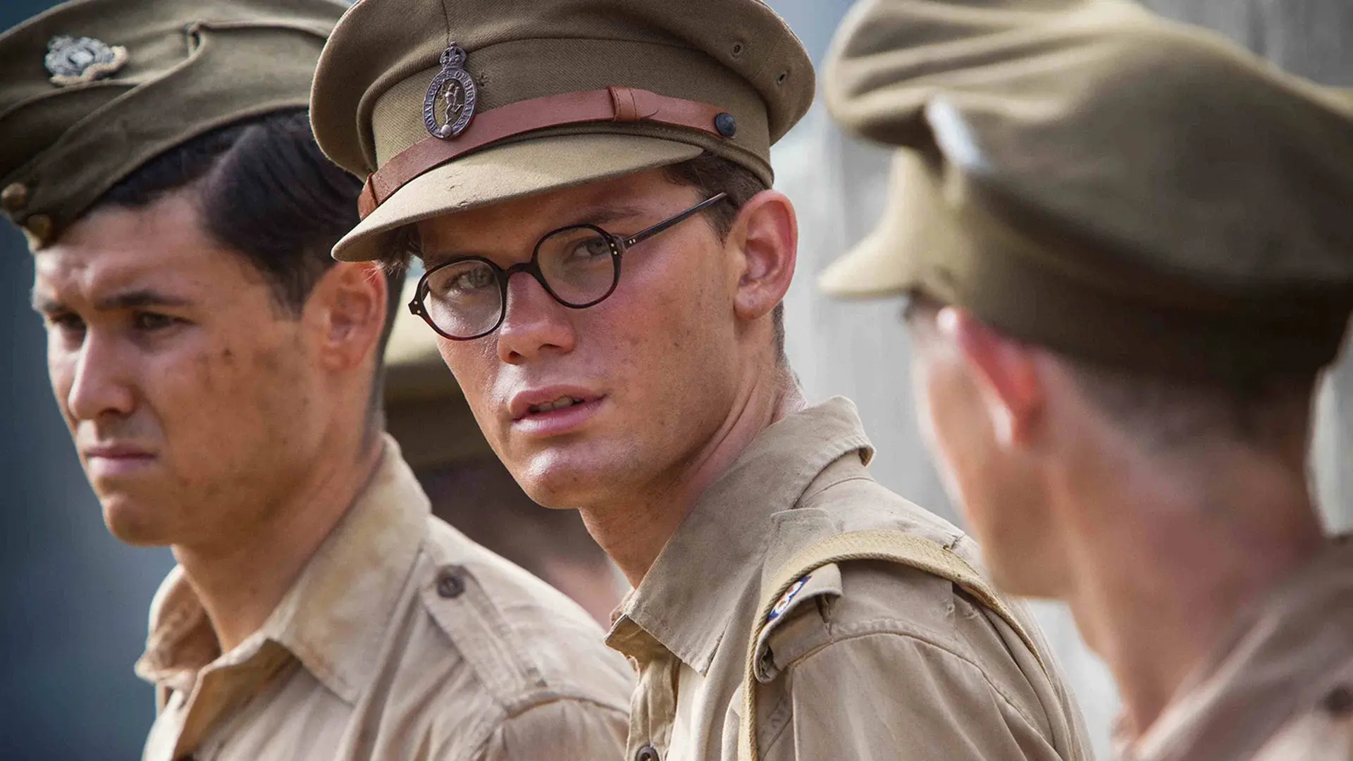 Jeremy Irvine nel film Le due vie del destino