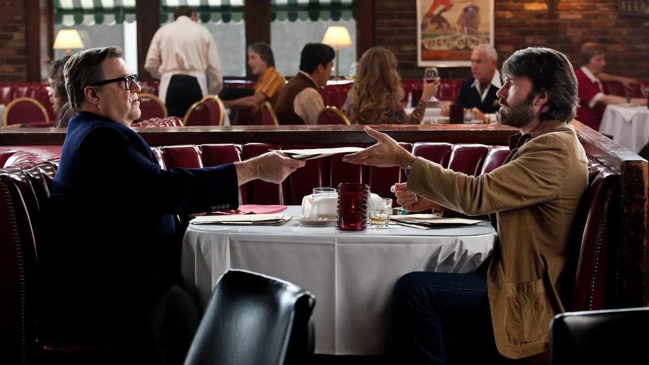 John Goodman e Ben Affleck in Argo