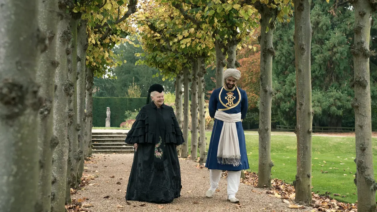 Judi Dench e Ali Fazal in Vittoria e Abdul
