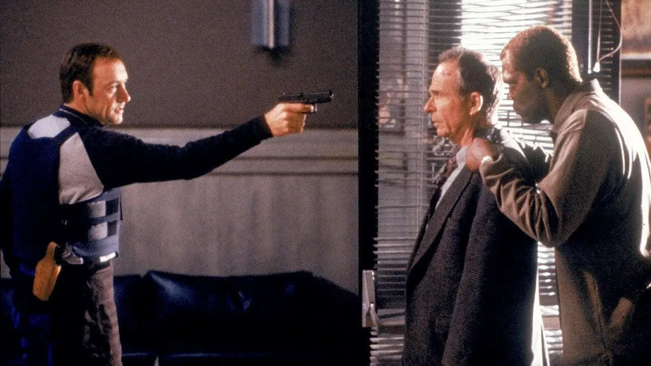 Kevin Spacey e Samuel L. Jackson in Il negoziatore