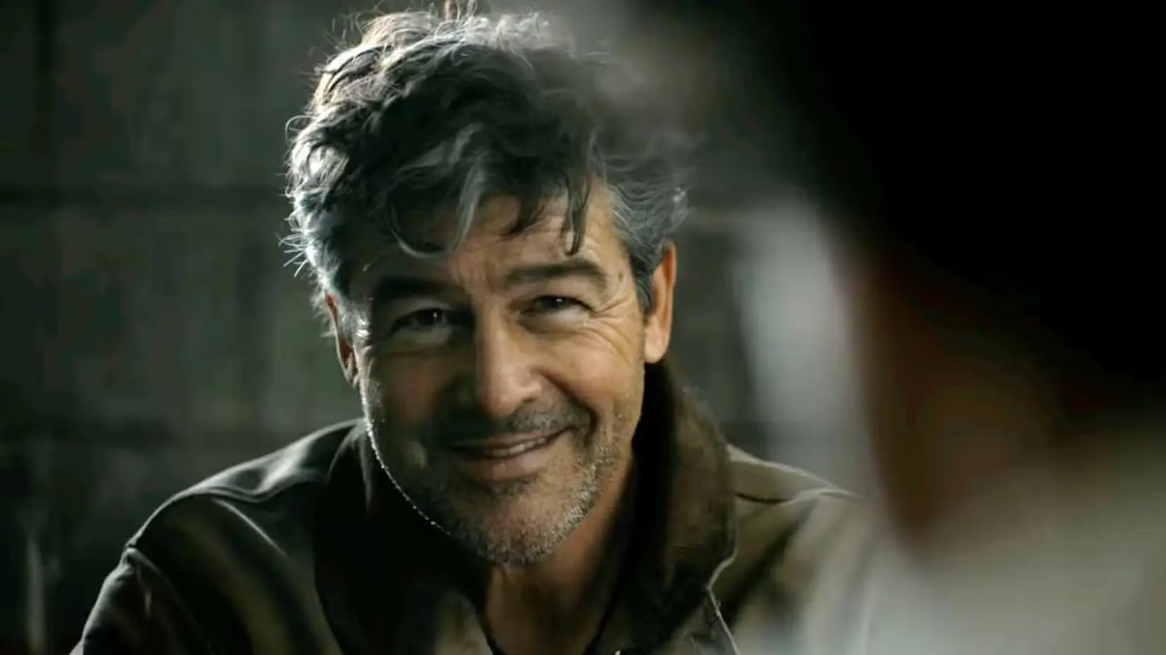 Kyle Chandler in lanterns
