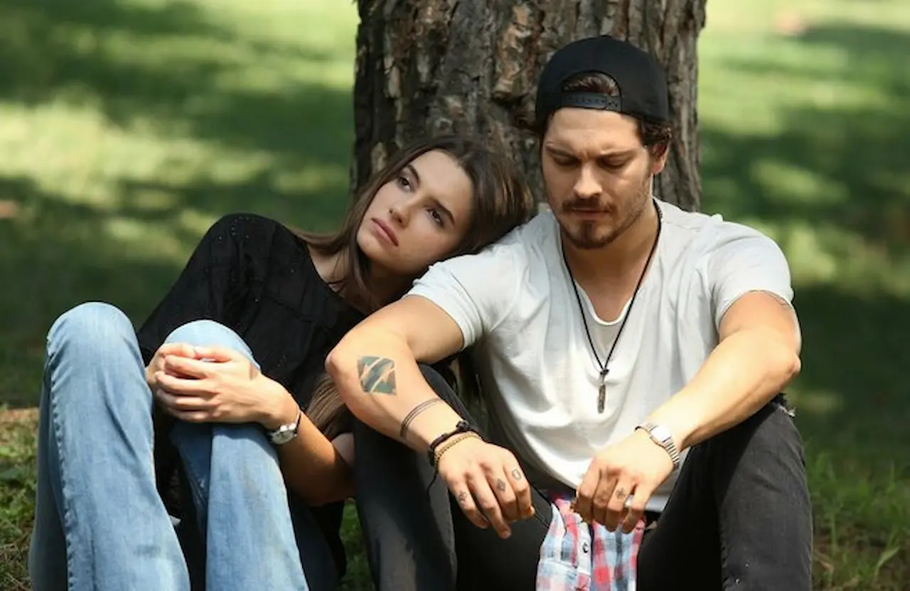 Leyla Lydia Tuğutlu e Çağatay Ulusoy nel film Delibal - Dolce veleno