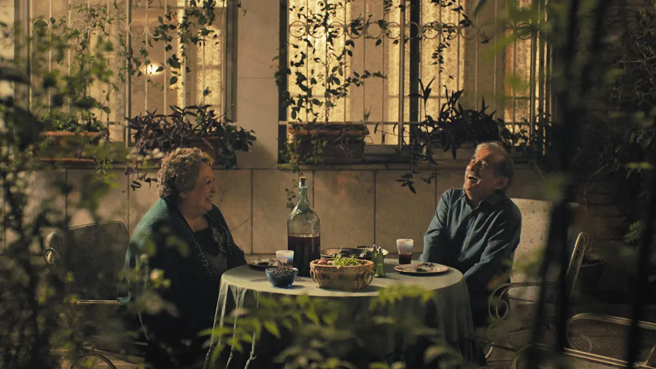 Lily Farhadpour e Esmaeel Mehrabi nel film Il mio giardino persiano