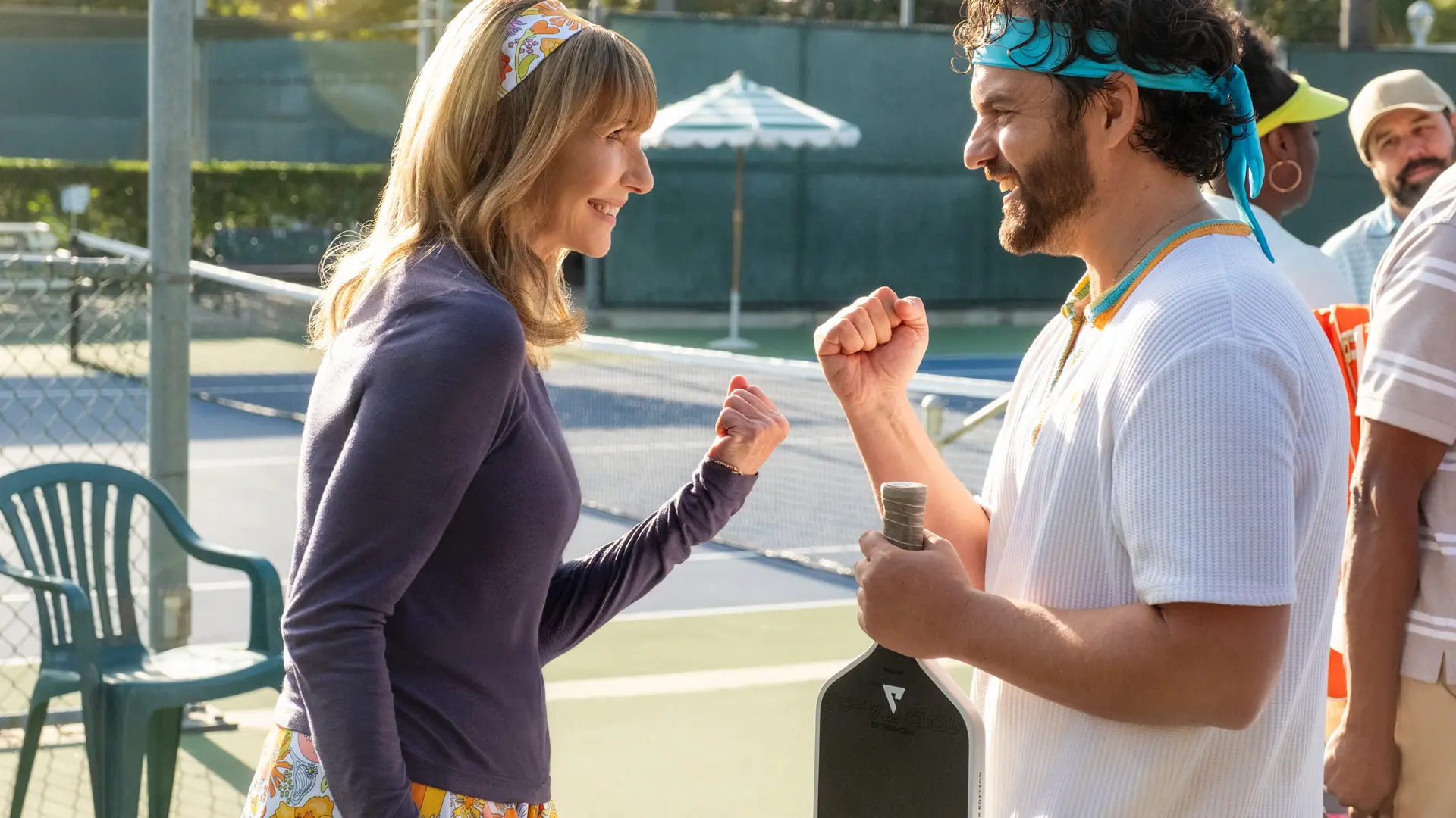 Mary Steenburgen e Jake Johnson in The Dink
