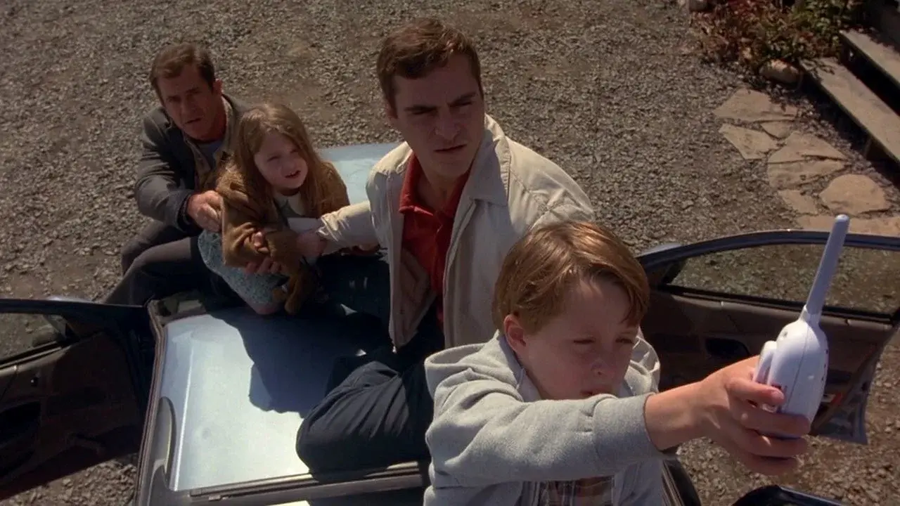 Mel Gibson e Joaquin Phoenix in Signs