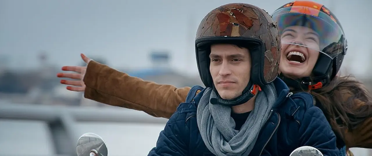 Neslihan Atagül e Ekin Koç nel film Memories