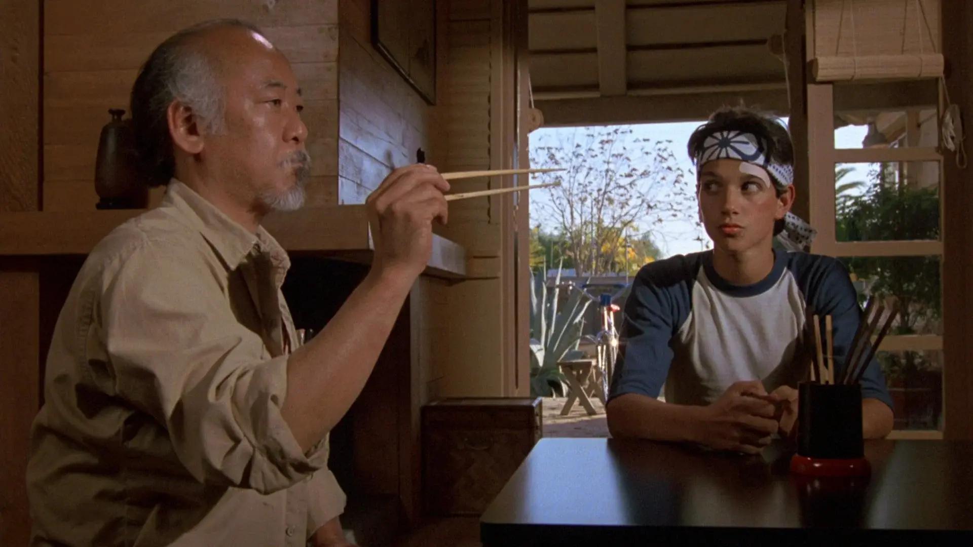 Pat Morita e Ralph Macchio in Karate Kid