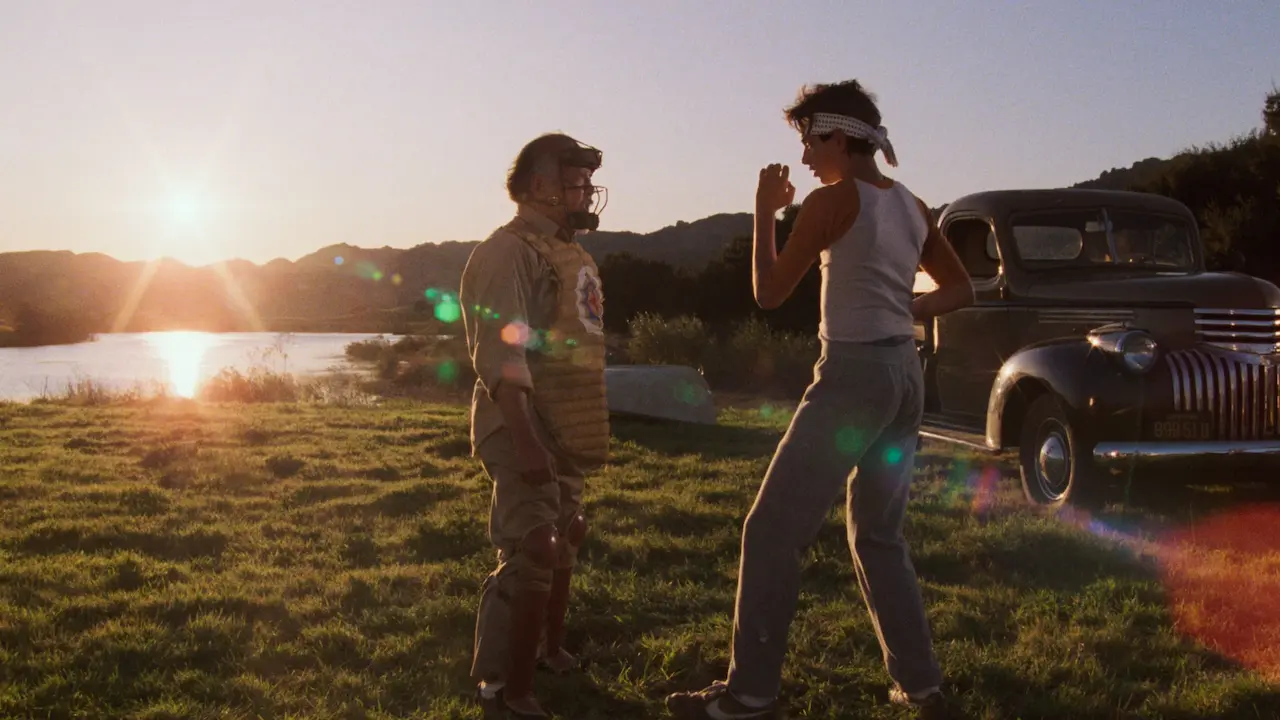 Pat Morita e Ralph Macchio nel film Karate Kid