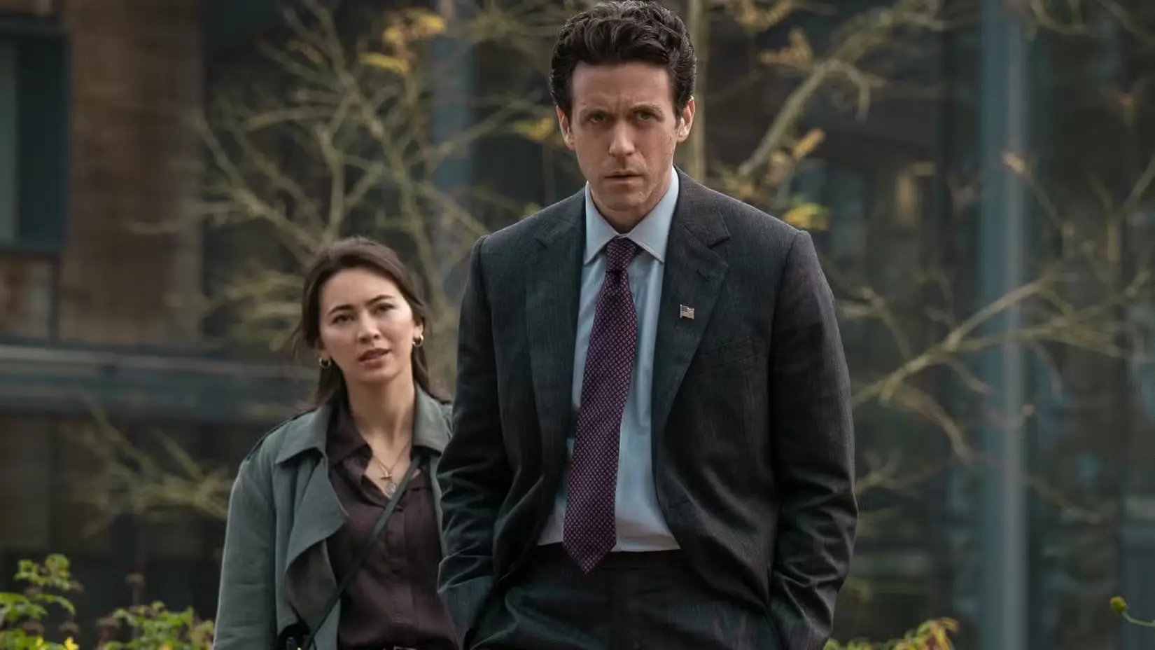 Ashely Zukerman nei panni di Daniel e Jessica Henwick in quelli di Helen nella seconda stagione di Silo