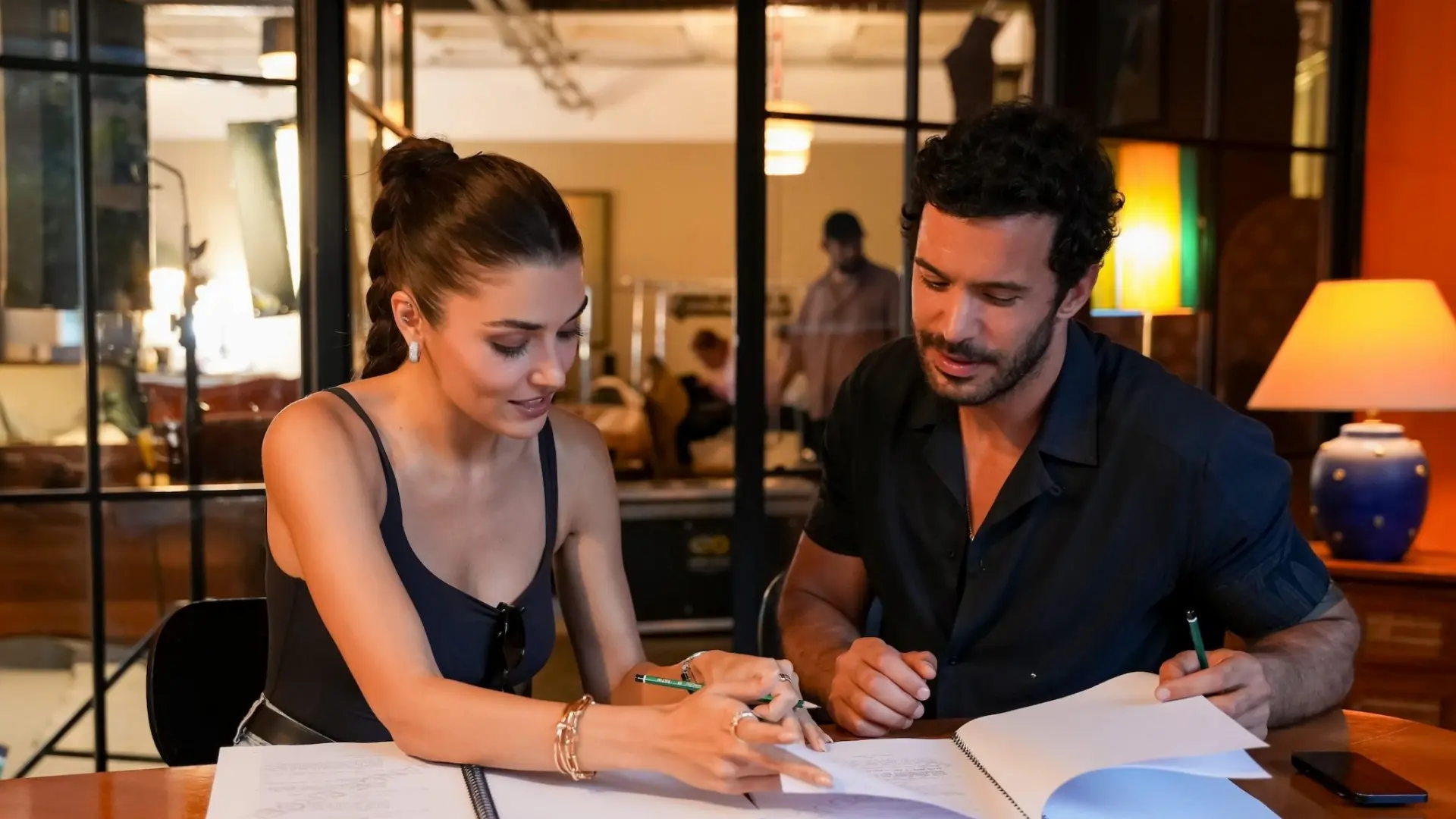Hande Erçel e Barış Arduç nel film Chasing the Wind