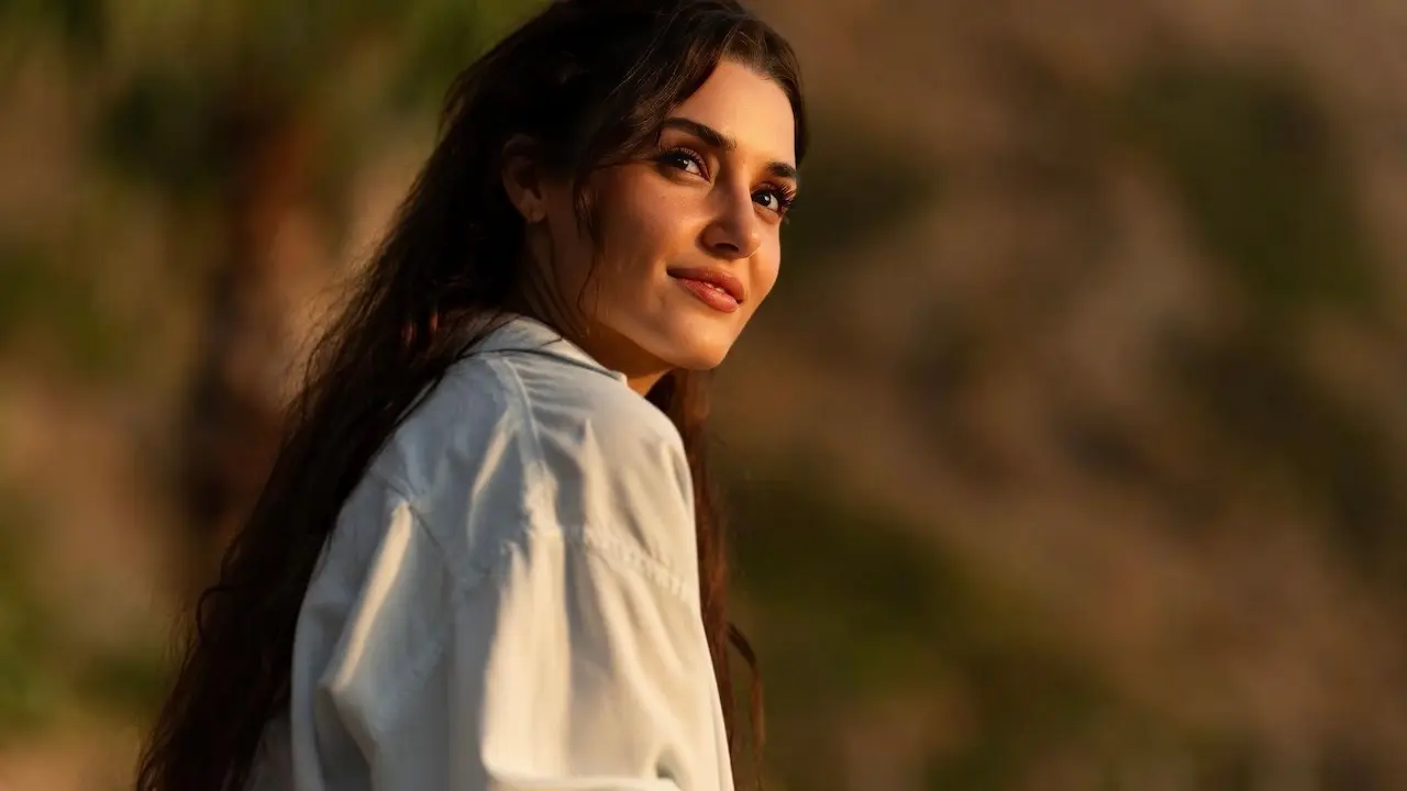 Hande Erçel in Chasing the Wind