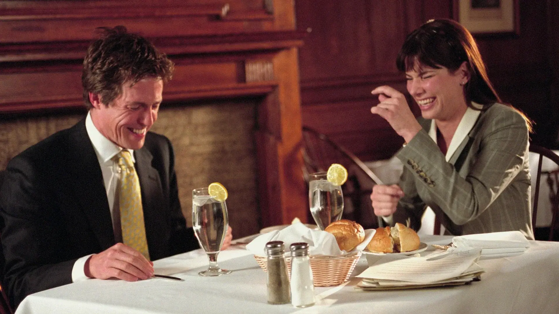 Hugh Grant e Sandra Bullock nel film Due settimane per innamorarsi