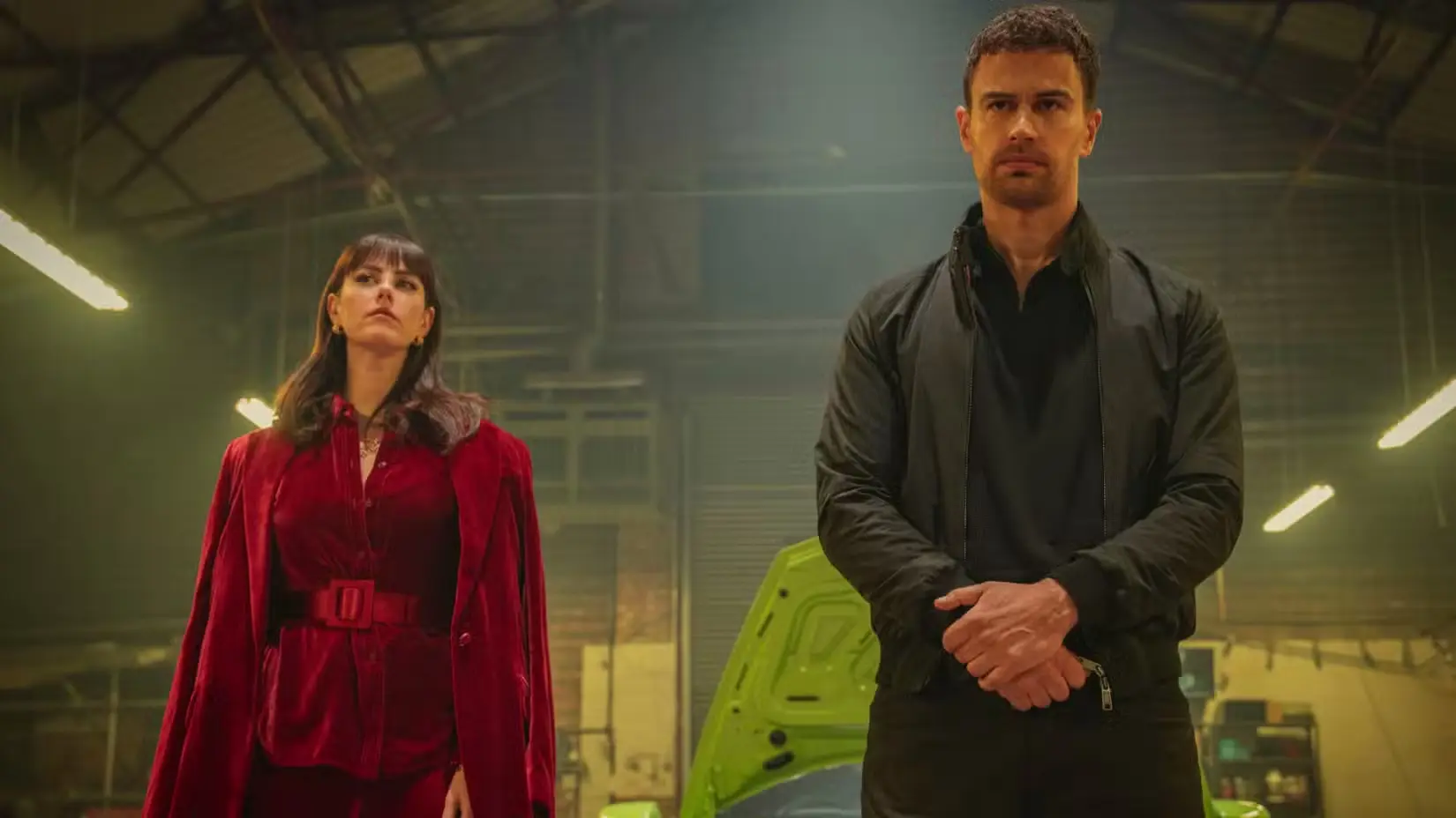 Theo James e Kaya Scodelario in The Gentlemen